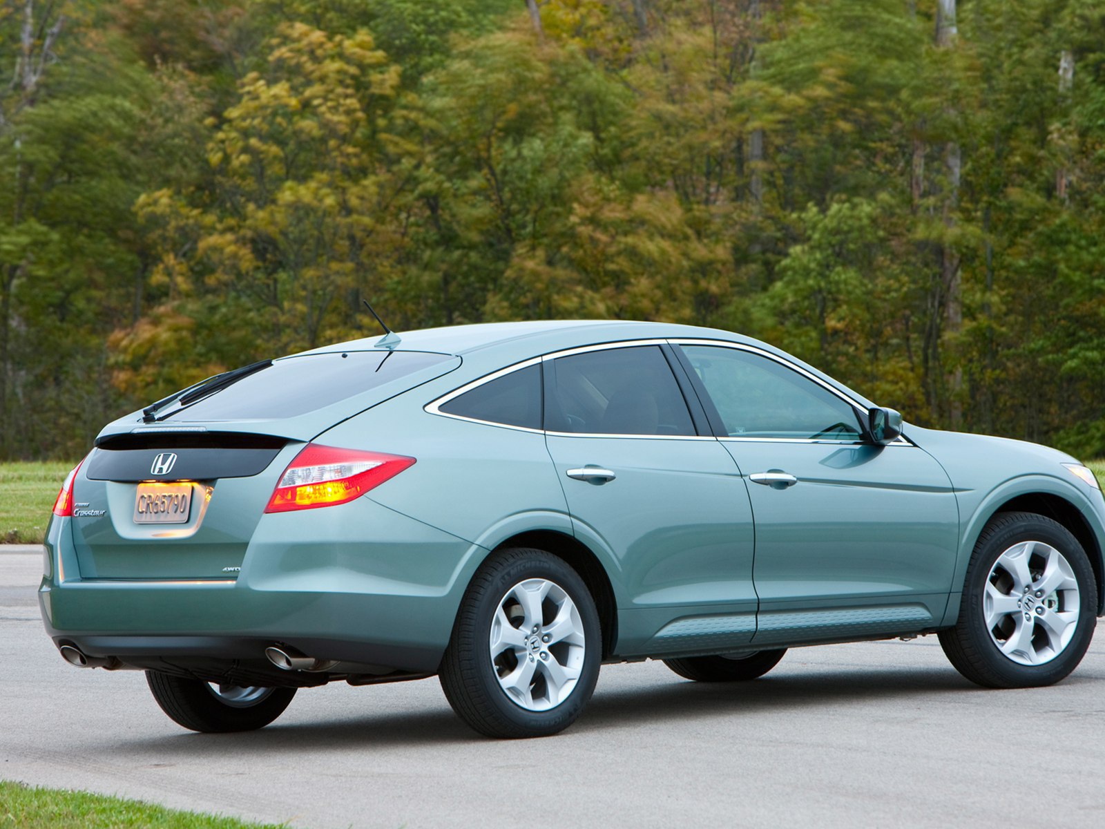 Красивый автомобиль Honda Crosstour