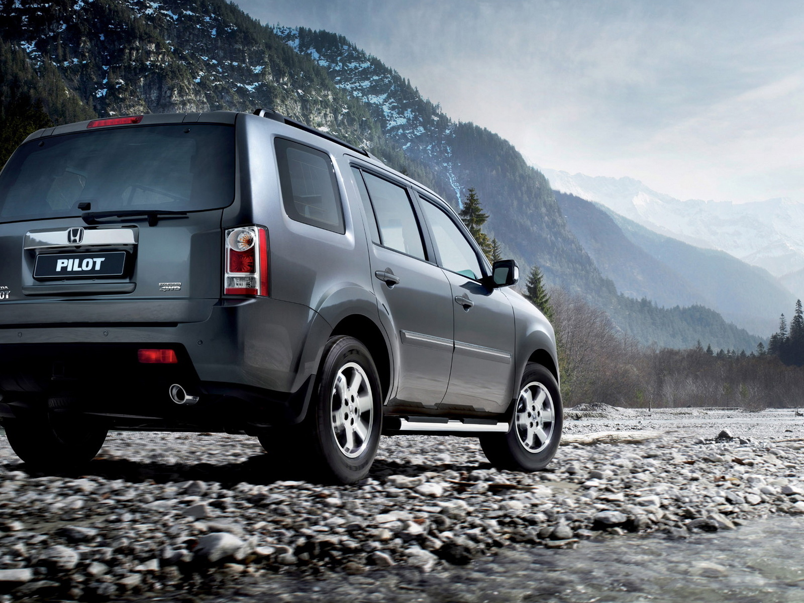 Автомобиль Honda Pilot на дороге