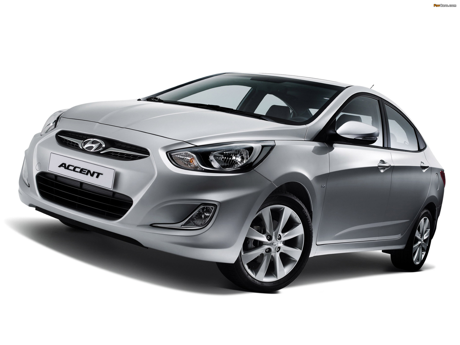 Автомобиль Hyundai Accent на дороге