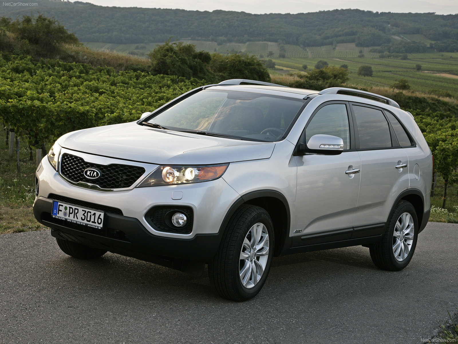  Автомобиль Kia Sorento на дороге