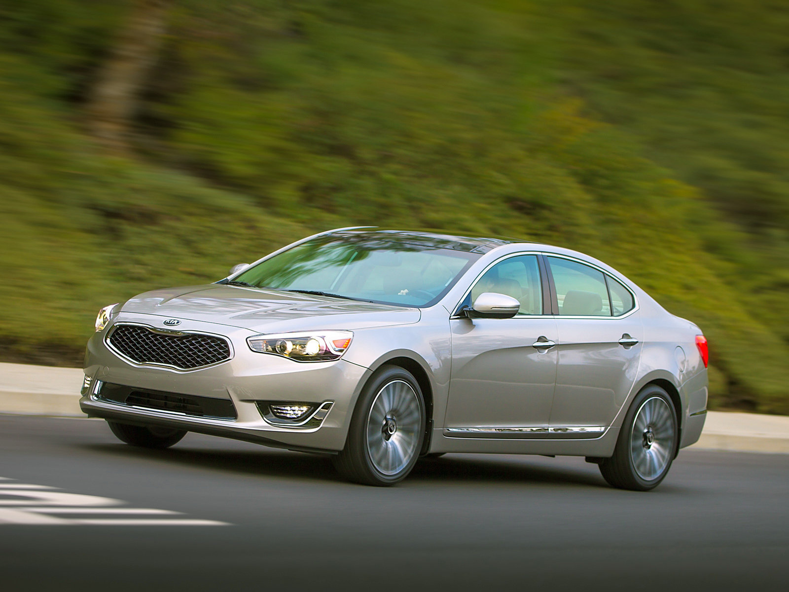 Новая машина Kia Cadenza 2014 года