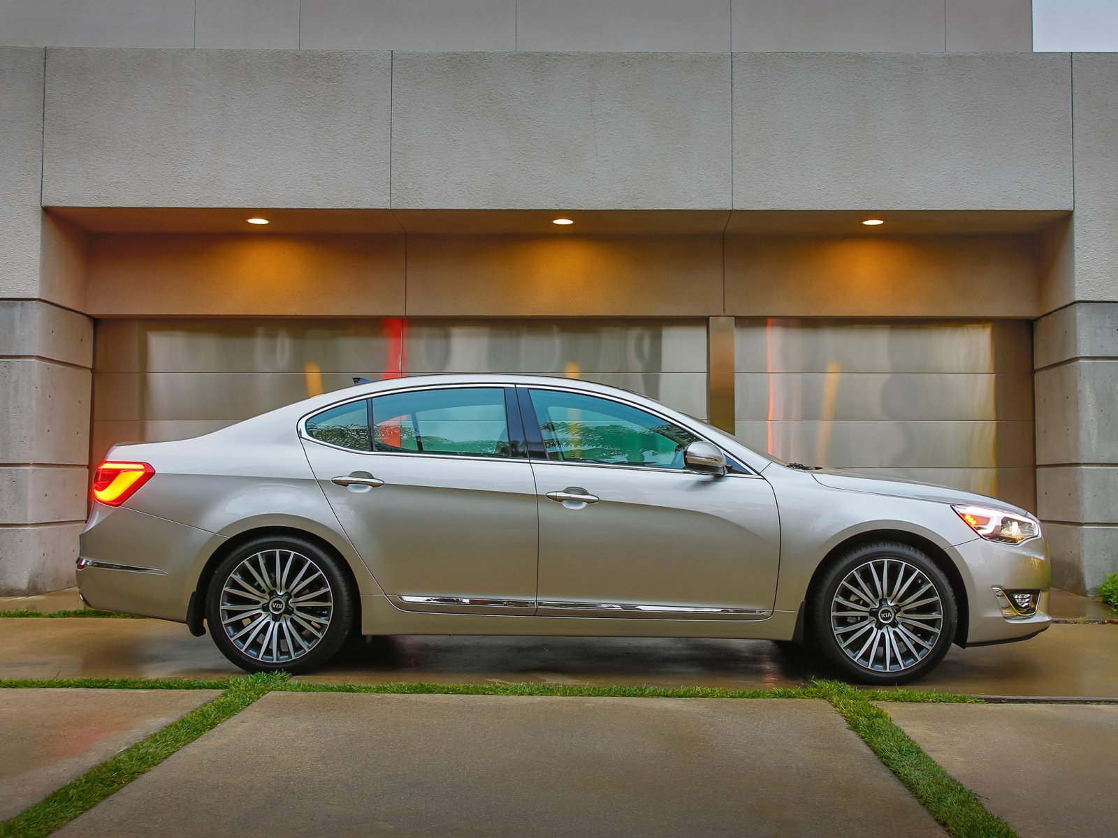 Надежная машина Kia Cadenza 2014 года