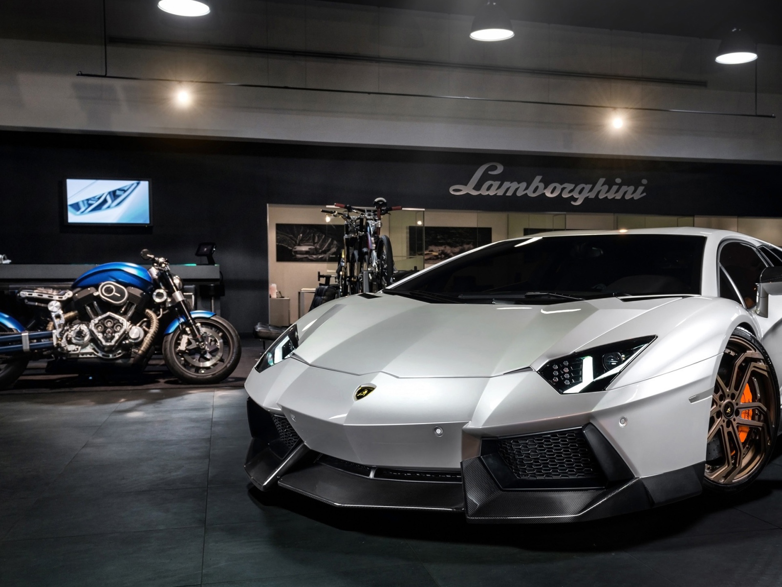 Серебристый Lamborghini Aventador