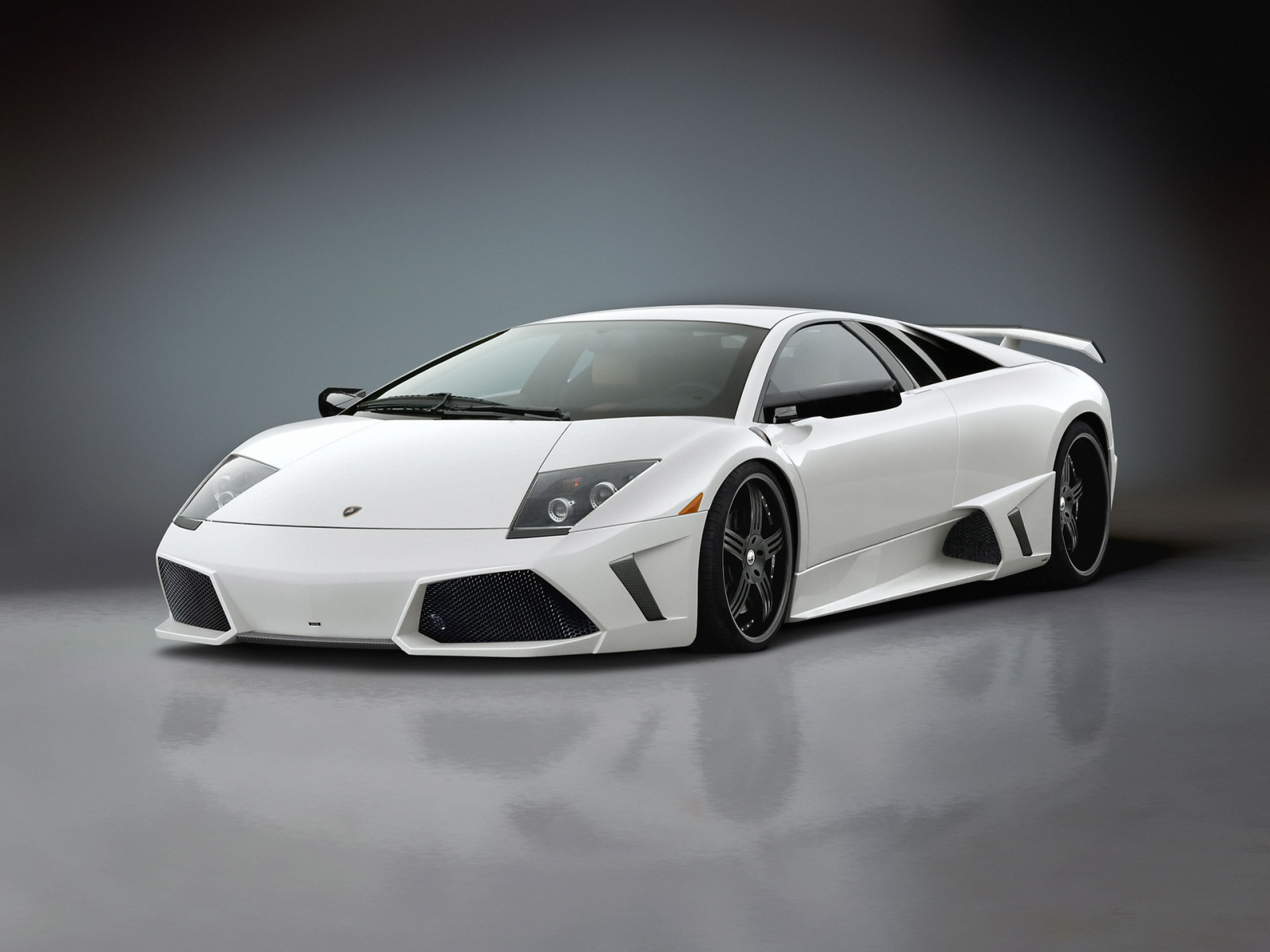 Красивый автомобиль Lamborghini Murcielago