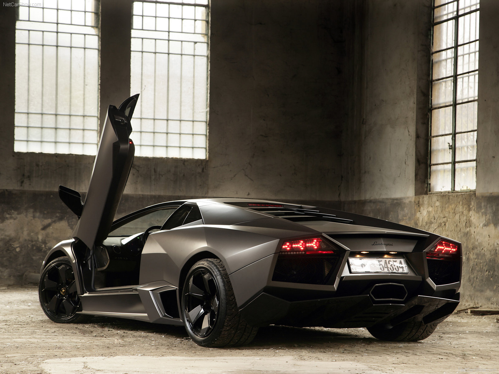 Автомобиль Lamborghini Reventon на дороге