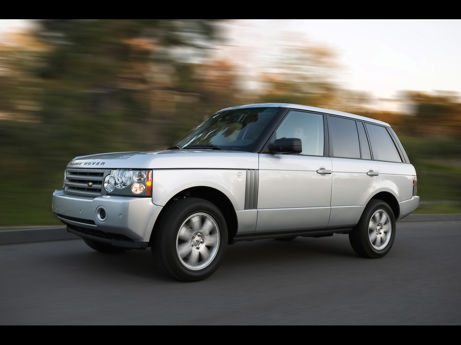 Автомобиль Land Rover A8 на дороге