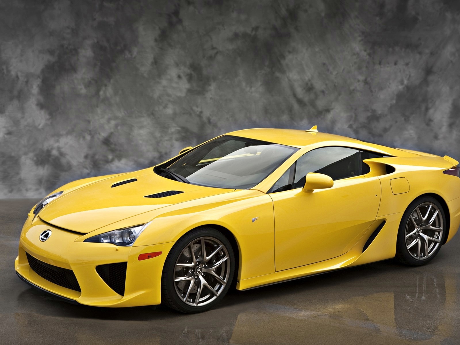 Автомобиль Lexus lfa