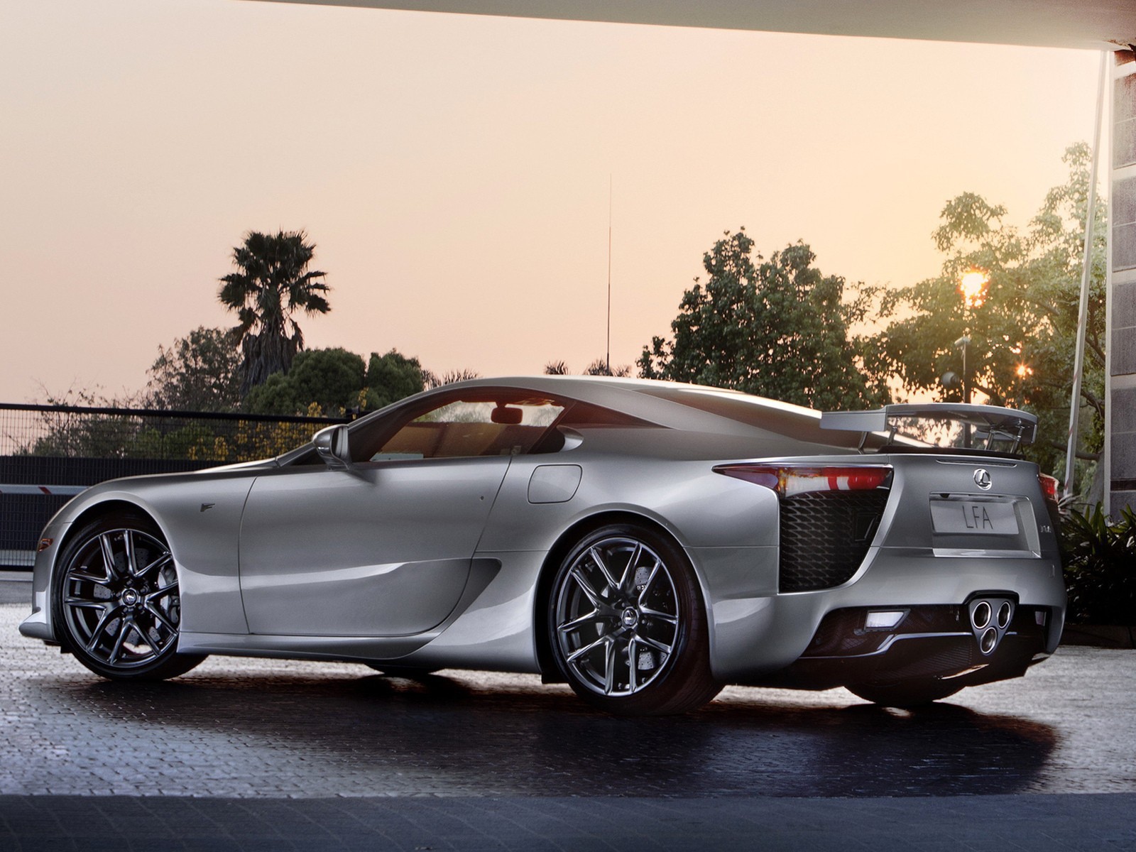 Серебристый Лексус