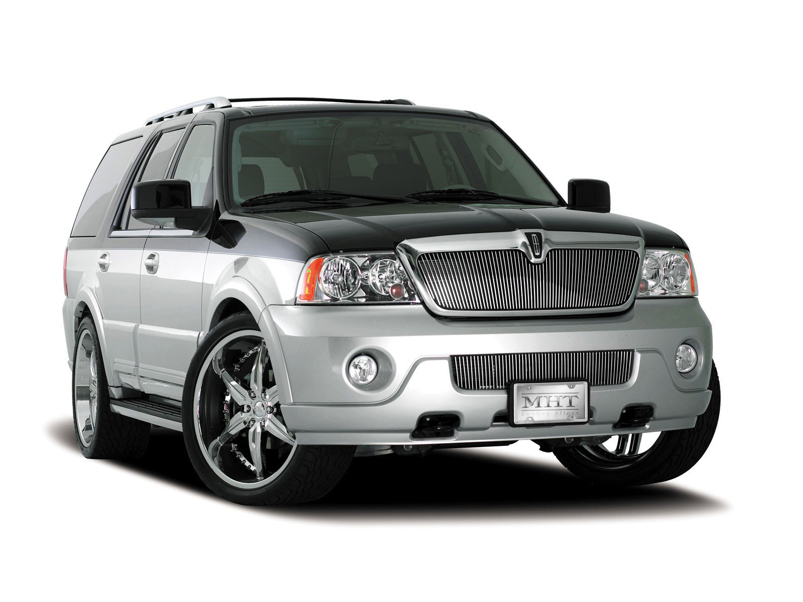 Красивый автомобиль Lincoln Navigator 2014 в Москве