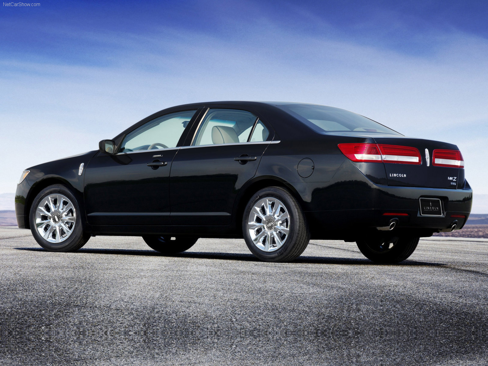 Красивый автомобиль Lincoln MKZ в Москве