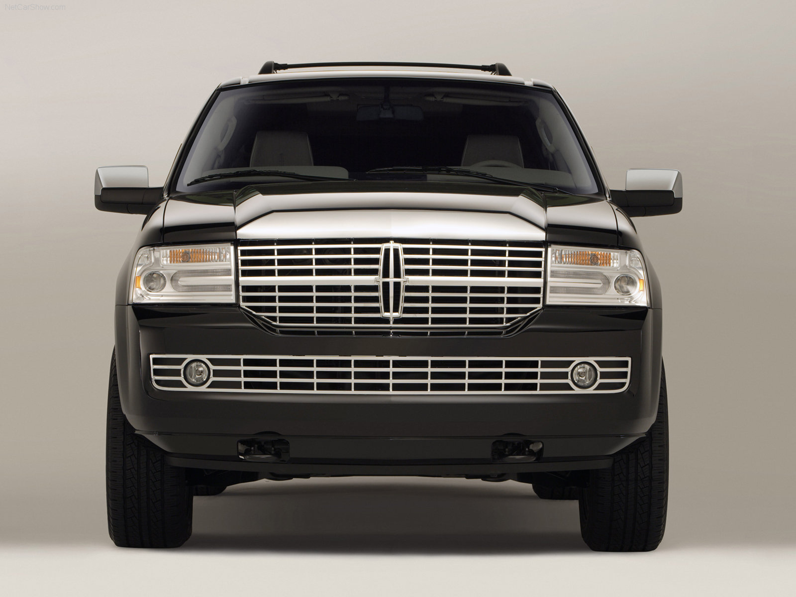 Автомобиль Lincoln Navigator на дороге