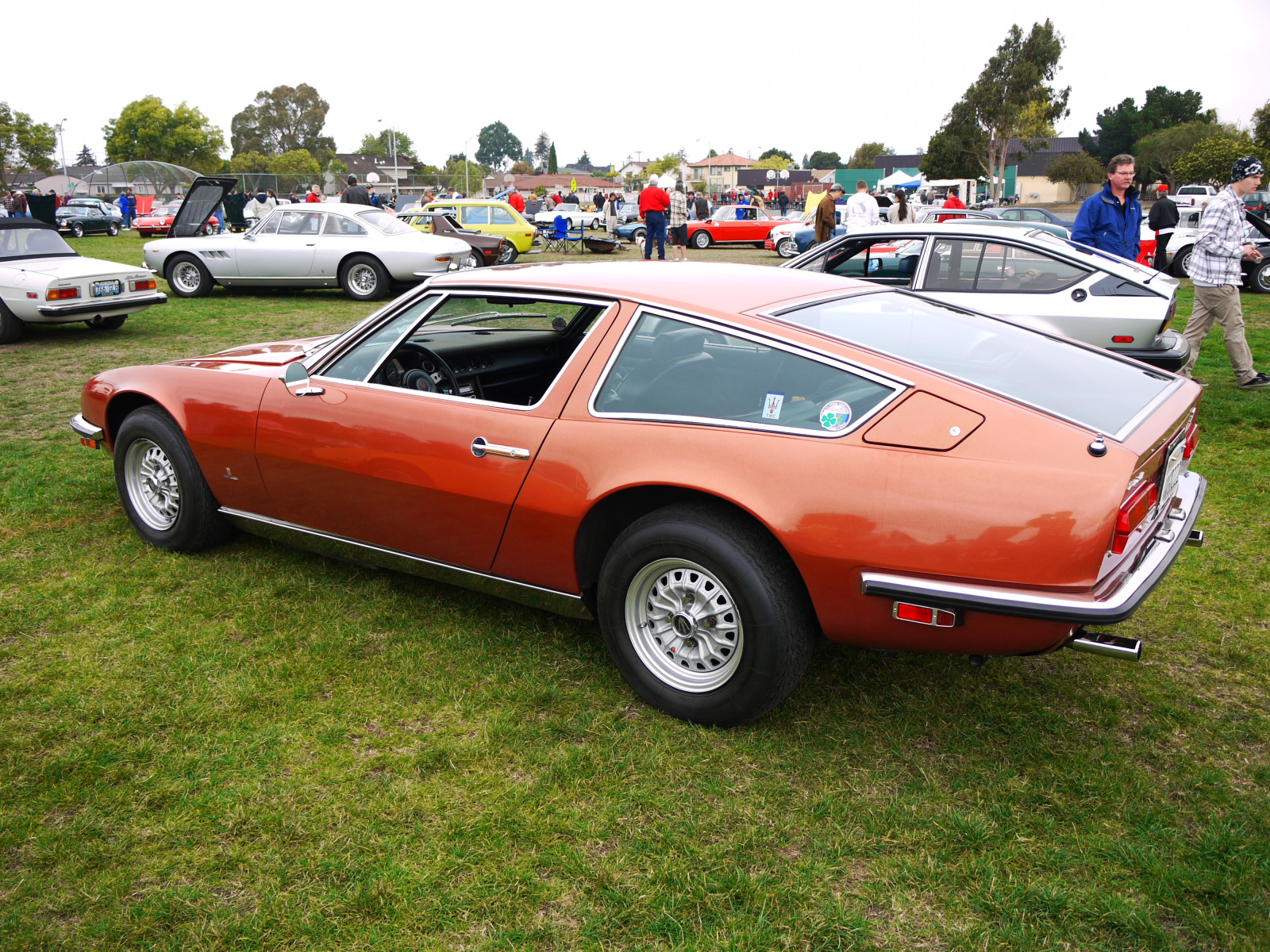 Красивый автомобиль Maserati Indy в Москве