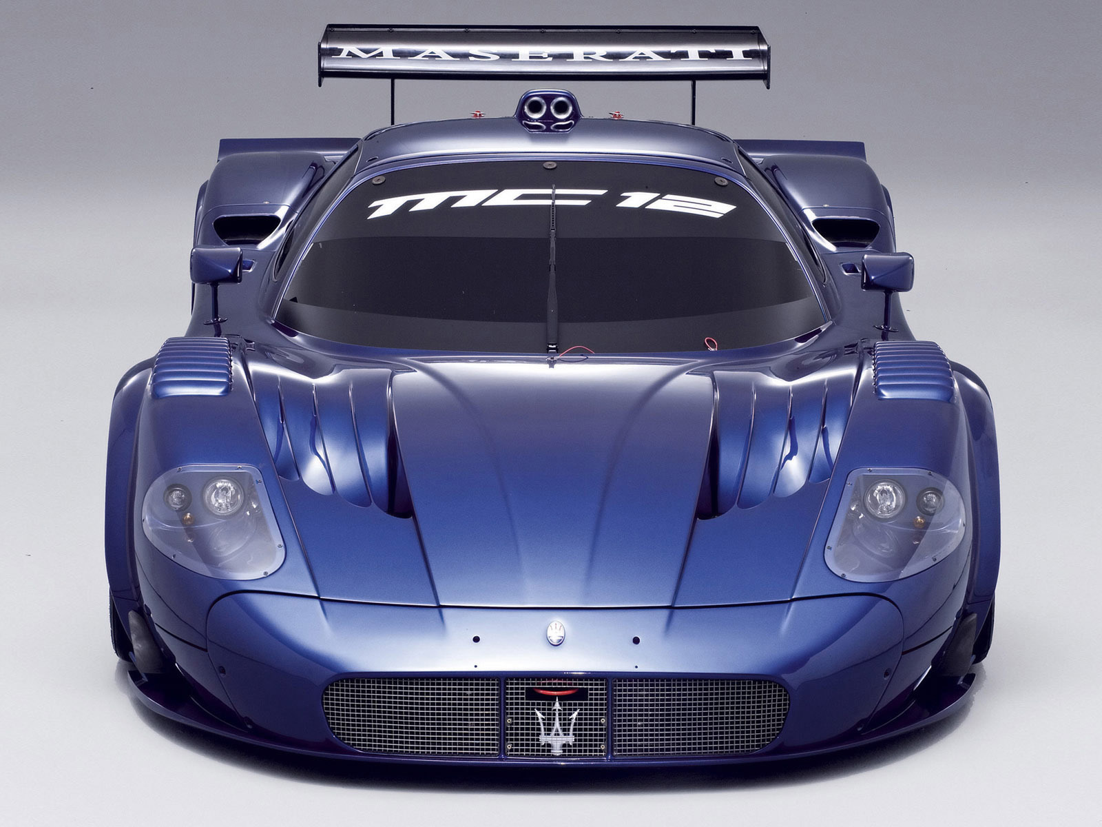 Автомобиль марки Maserati модели MC12