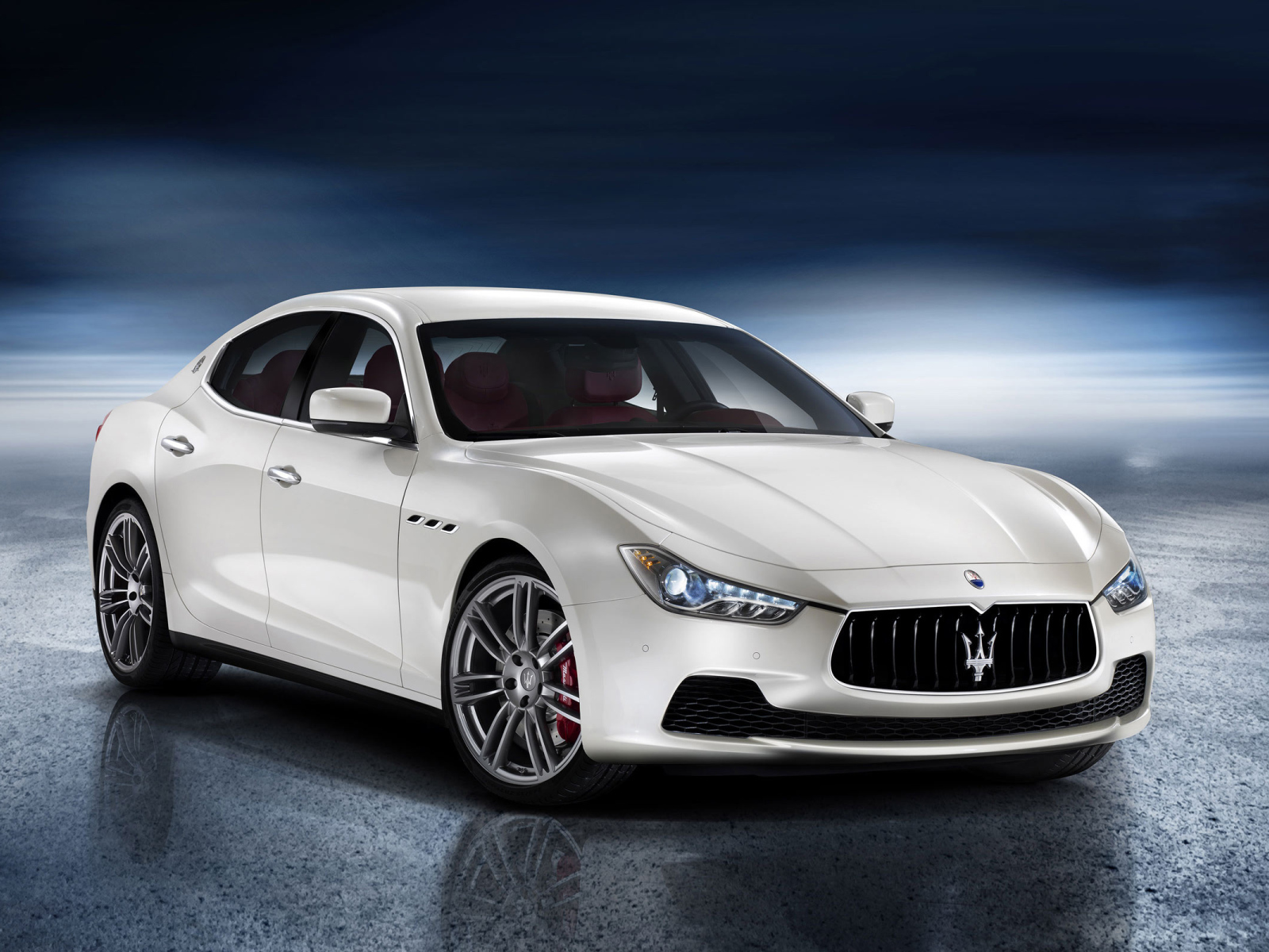 Автомобиль Maserati Ghibli на дороге