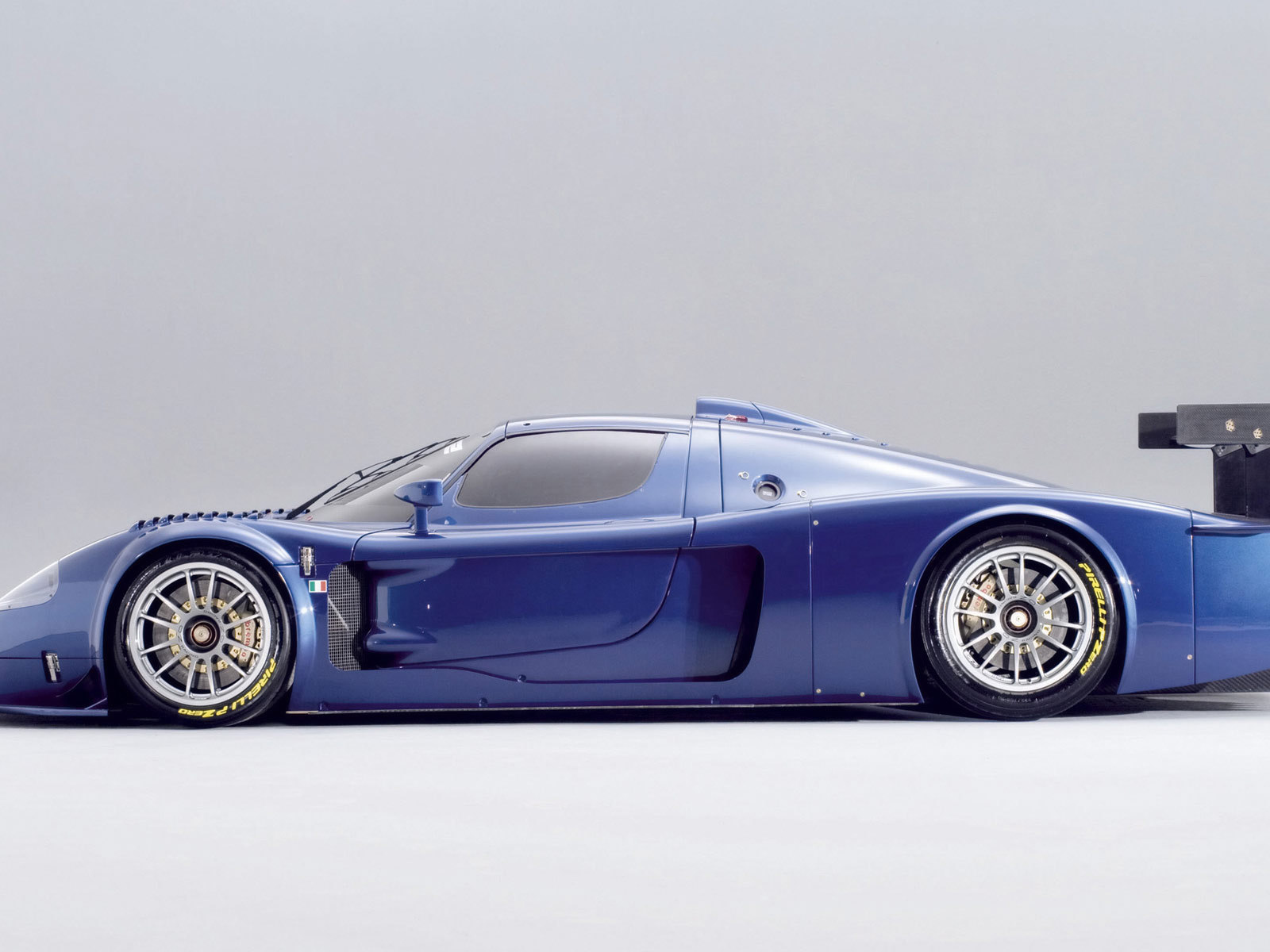 Надежный автомобиль Maserati MC12