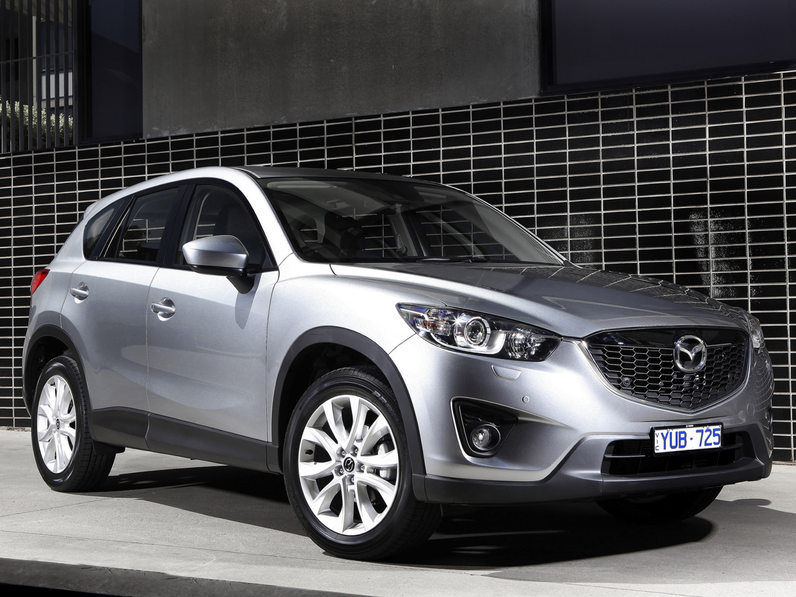Красивый автомобиль Mazda CX 5