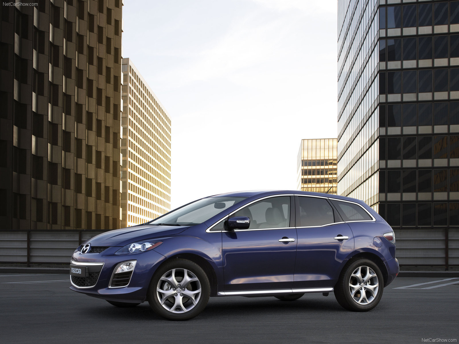 Автомобиль марки Mazda модели CX 7