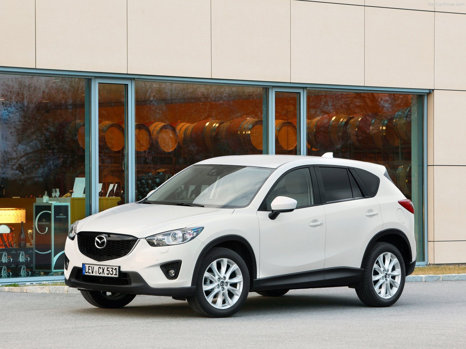 Автомобиль Mazda CX 5 на дороге