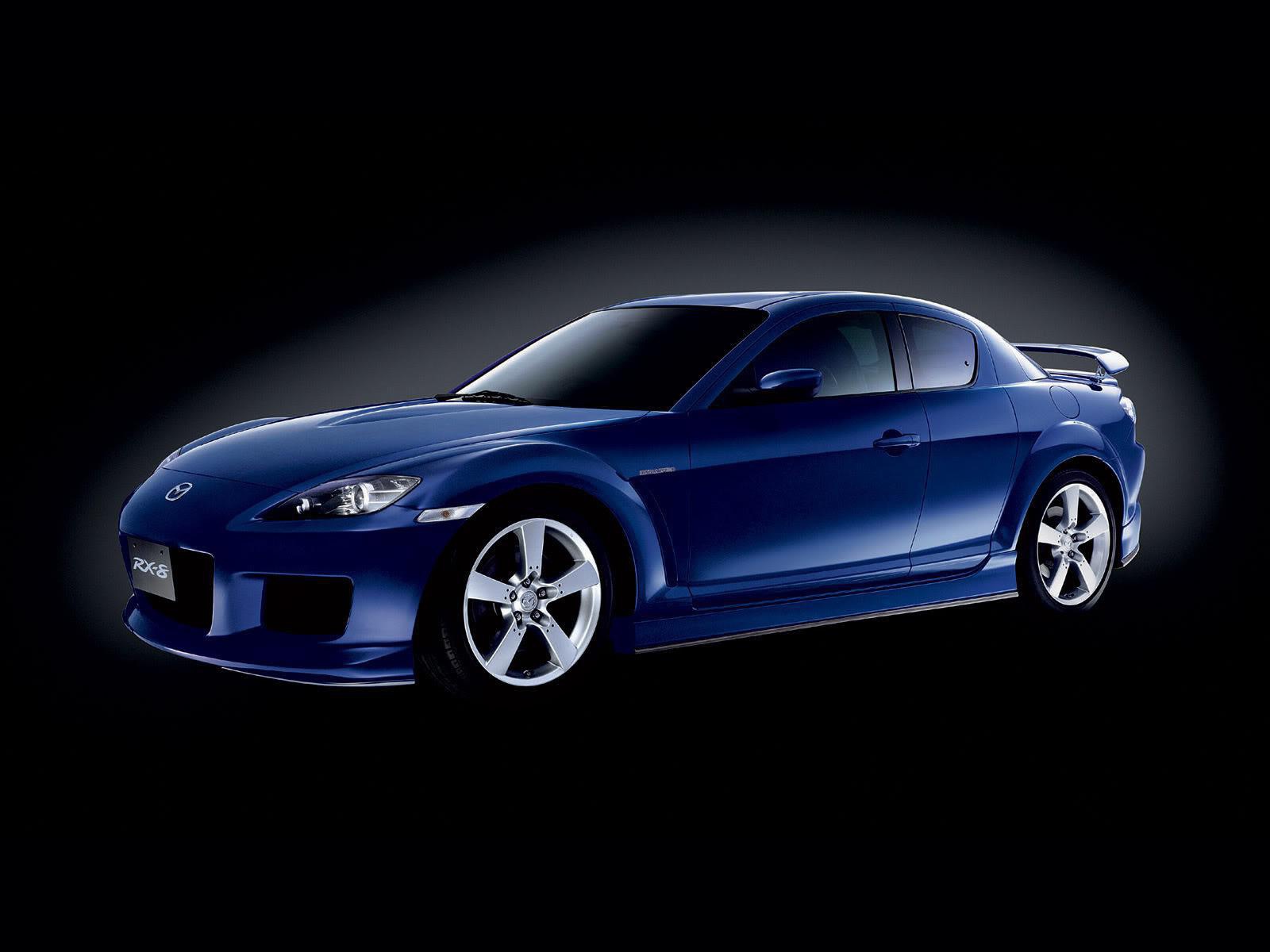 Автомобиль Mazda RX 8 на дороге