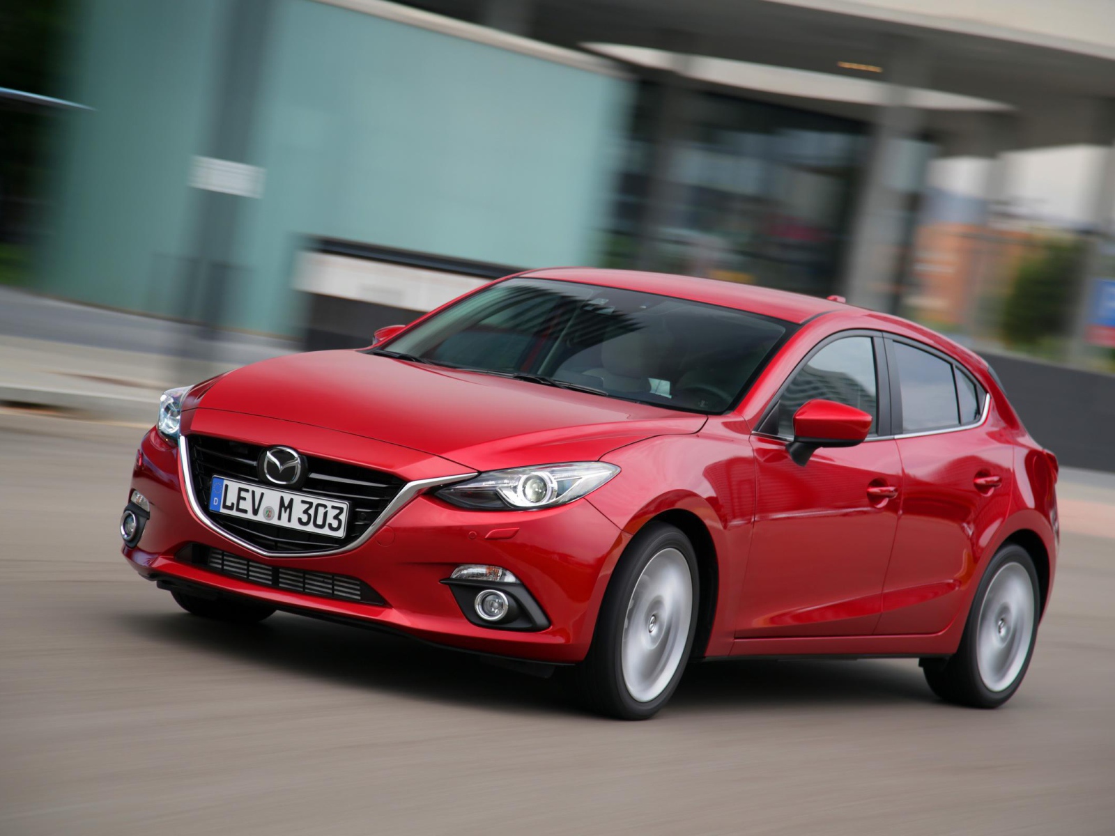 Автомобиль Mazda 3 2014 на дороге
