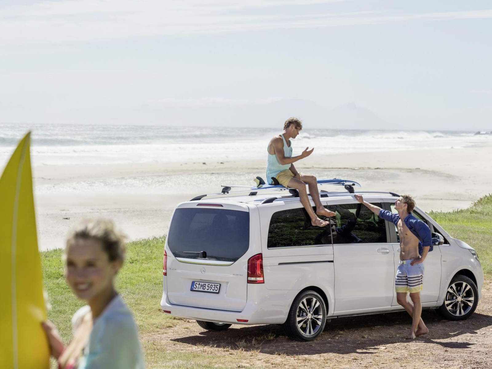 Красивый автомобиль Mercedes V-Class 2014 в Москве