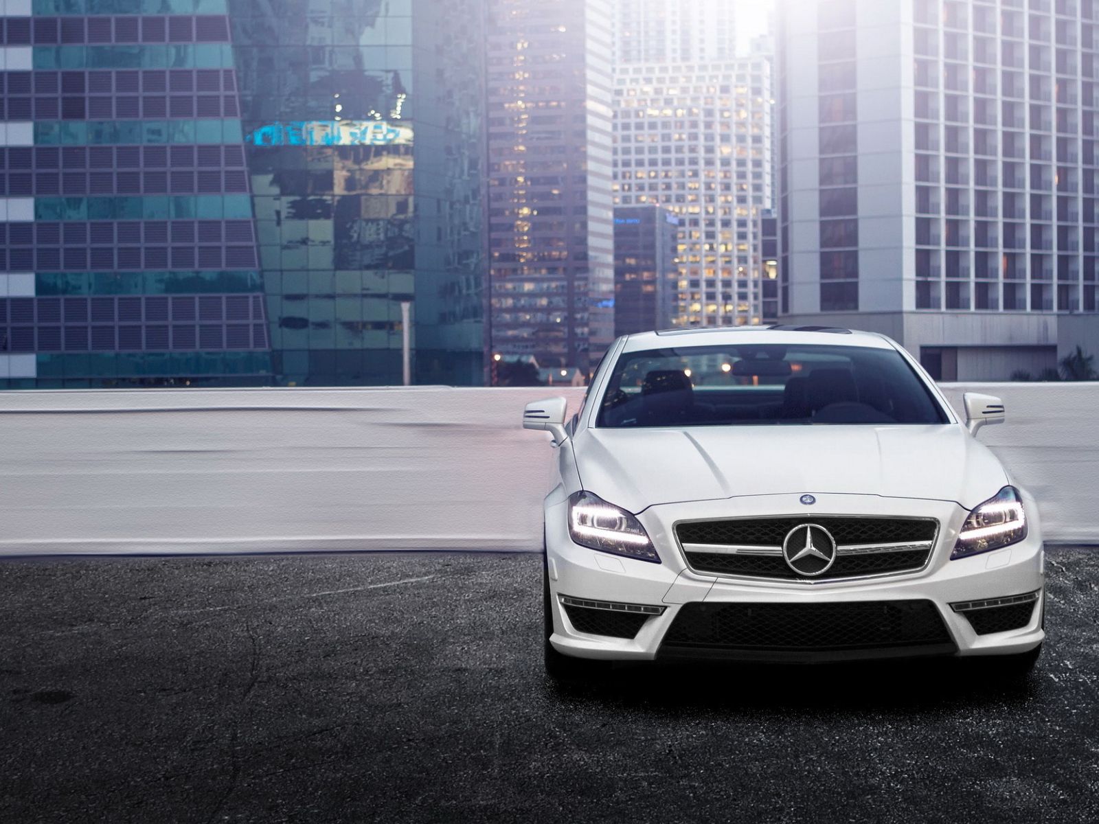 Мерседес на городской парковке