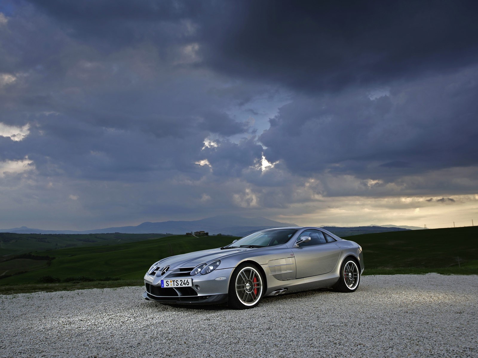 Спортивный серебристый Мерседес