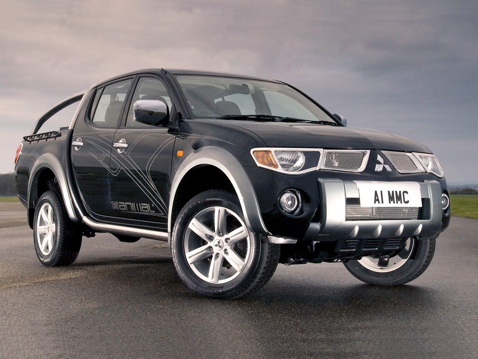 Красивый автомобиль Mitsubishi L200