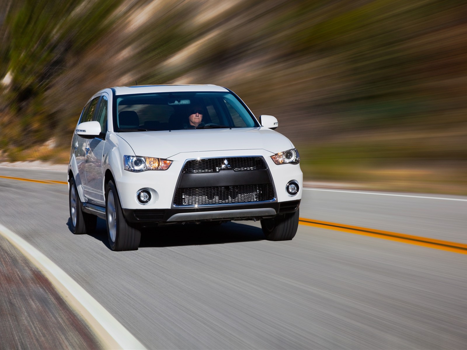 Красивый автомобиль Mitsubishi Outlander в Москве