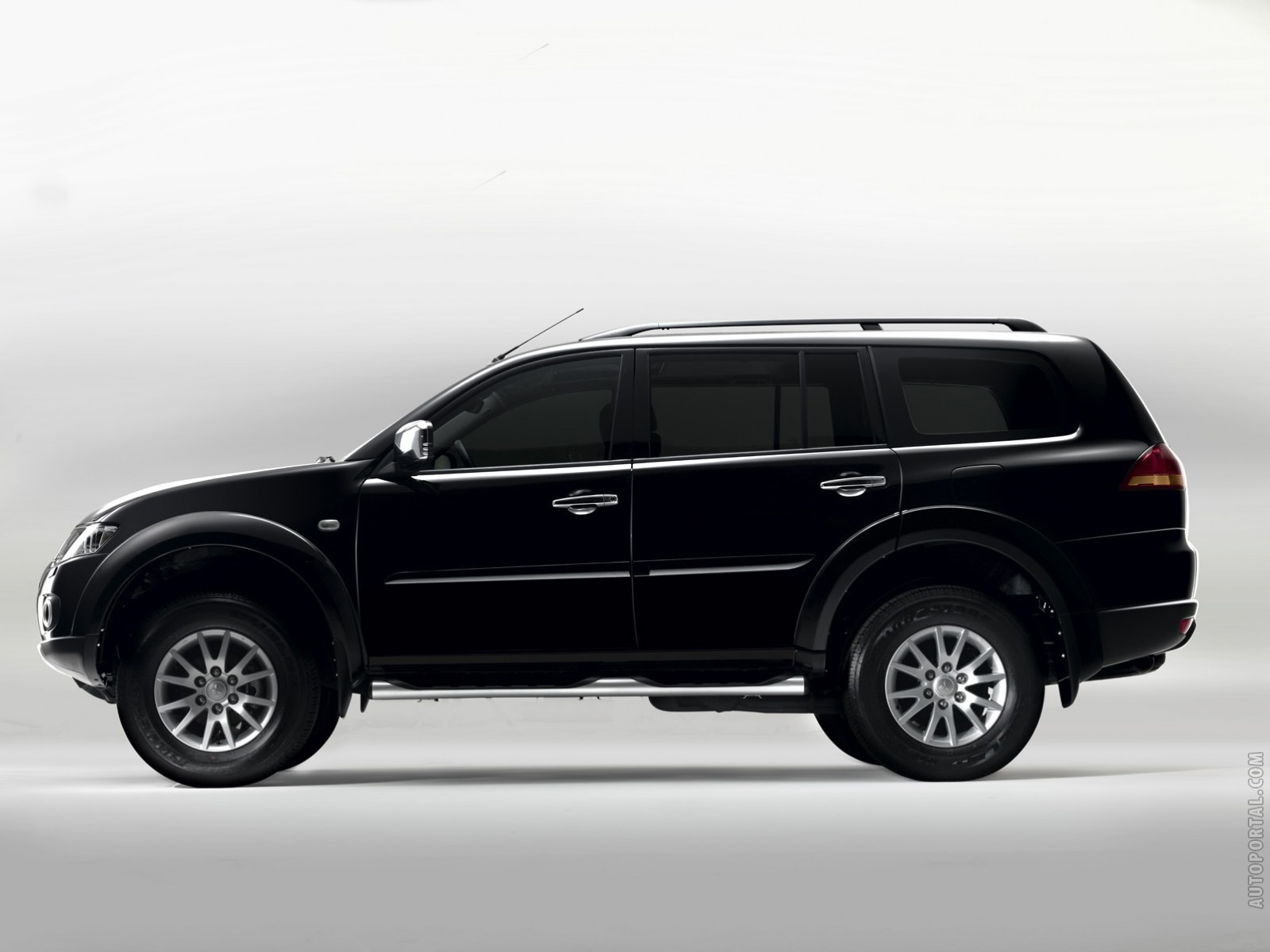 Красивый автомобиль Mitsubishi Pajero Sport в Москве