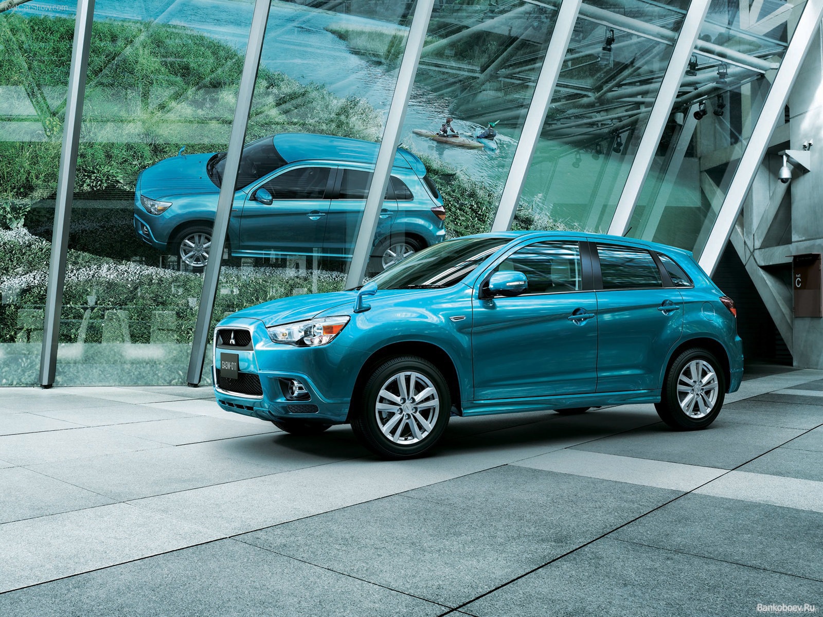 Автомобиль Mitsubishi ASX на дороге