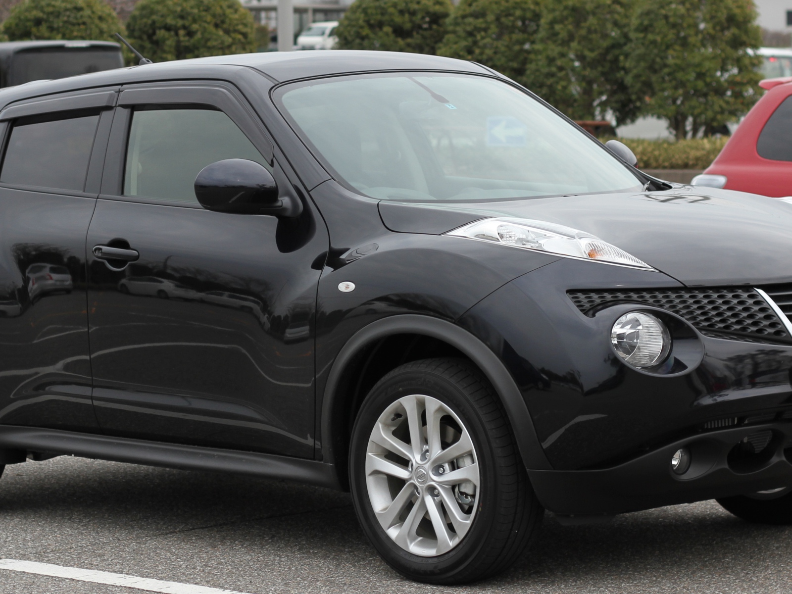 Красивый автомобиль Nissan Juke в Москве