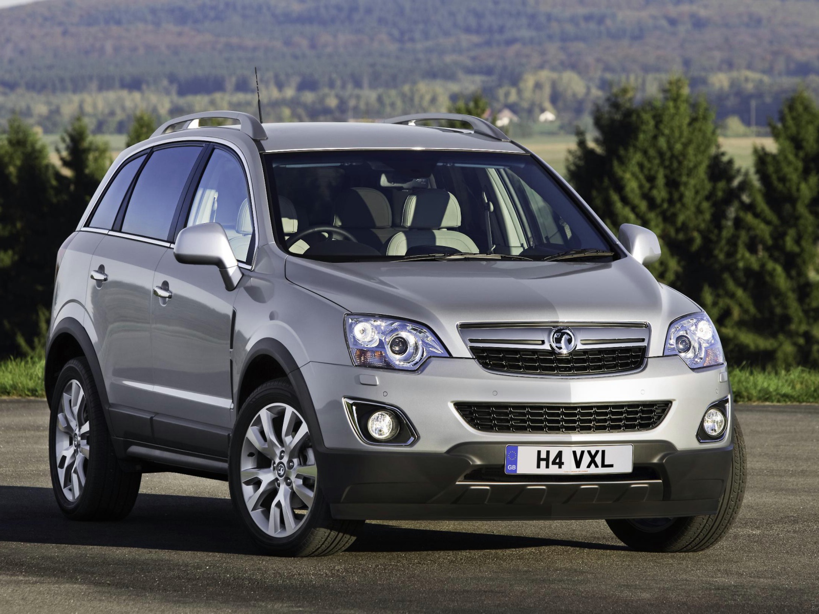 Автомобиль Opel Antara на дороге