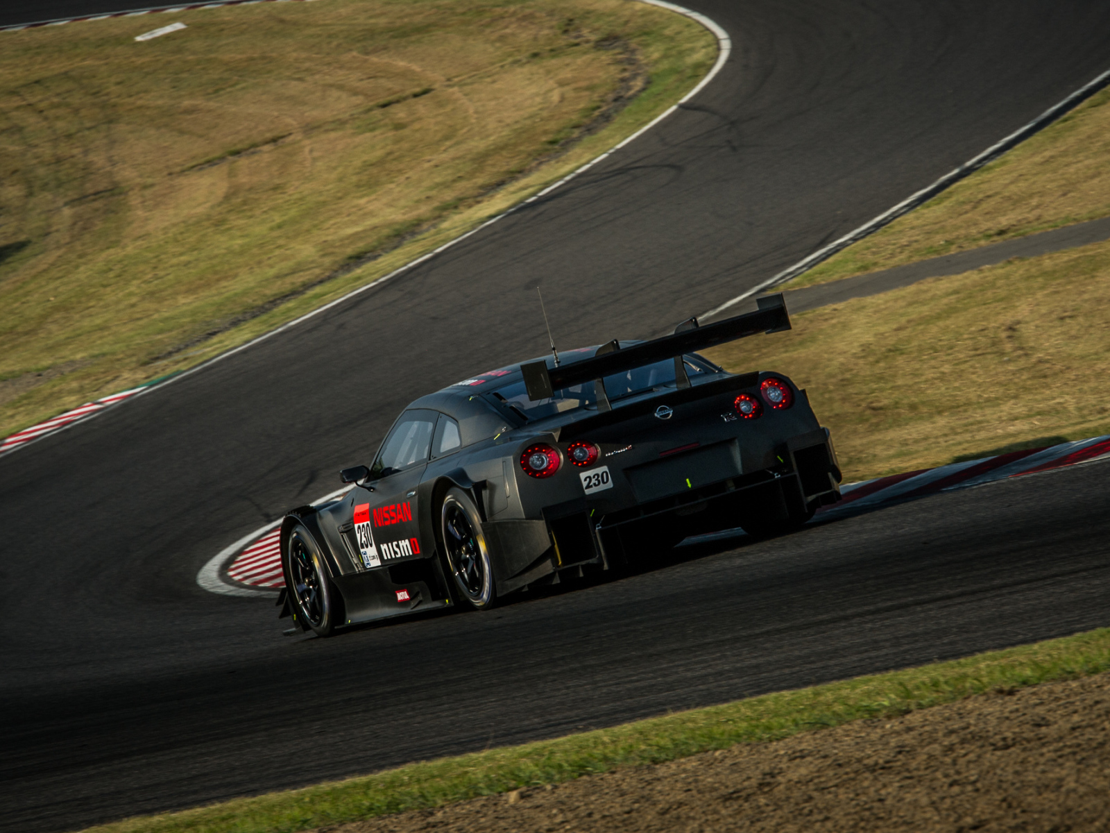 Надежная машина Nissan GT-R Nismo 2014