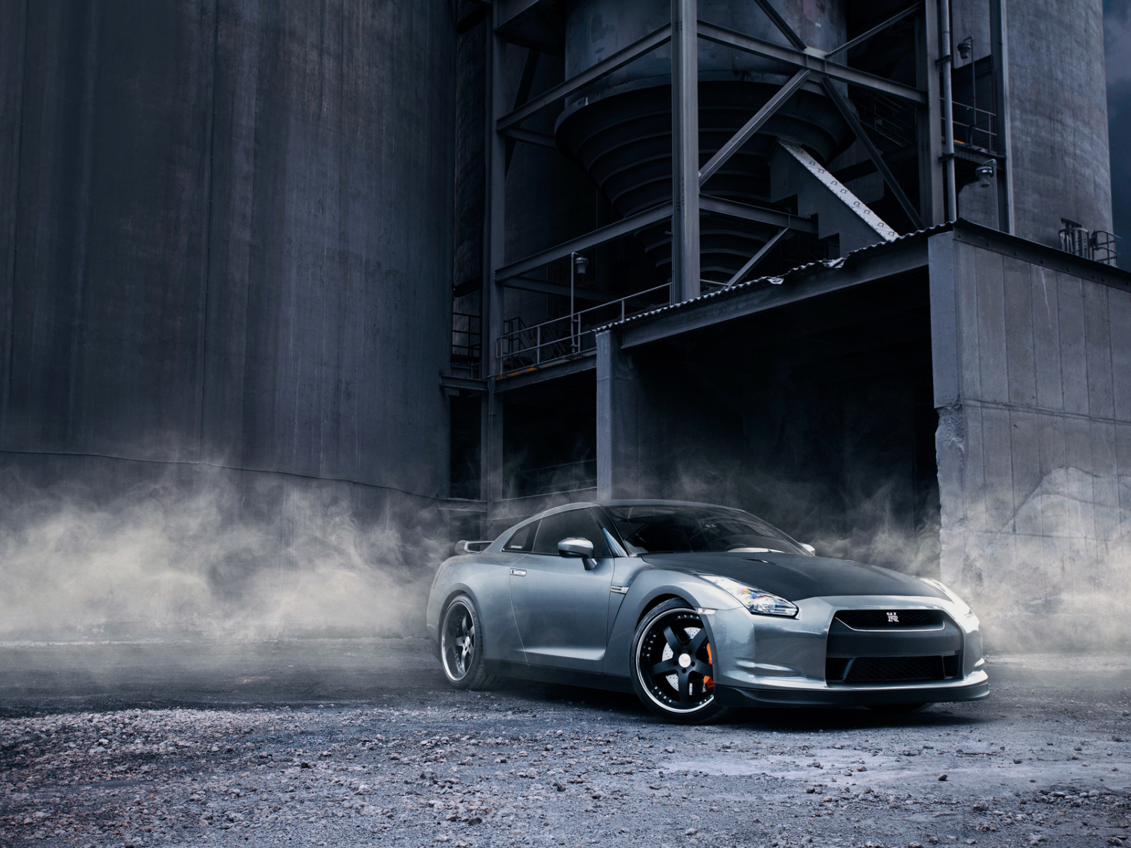 Ниссан около фабрики