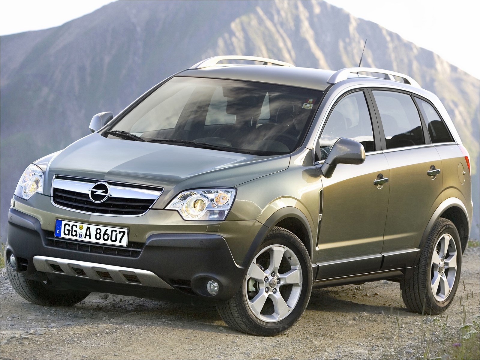 Красивый автомобиль Opel Antara