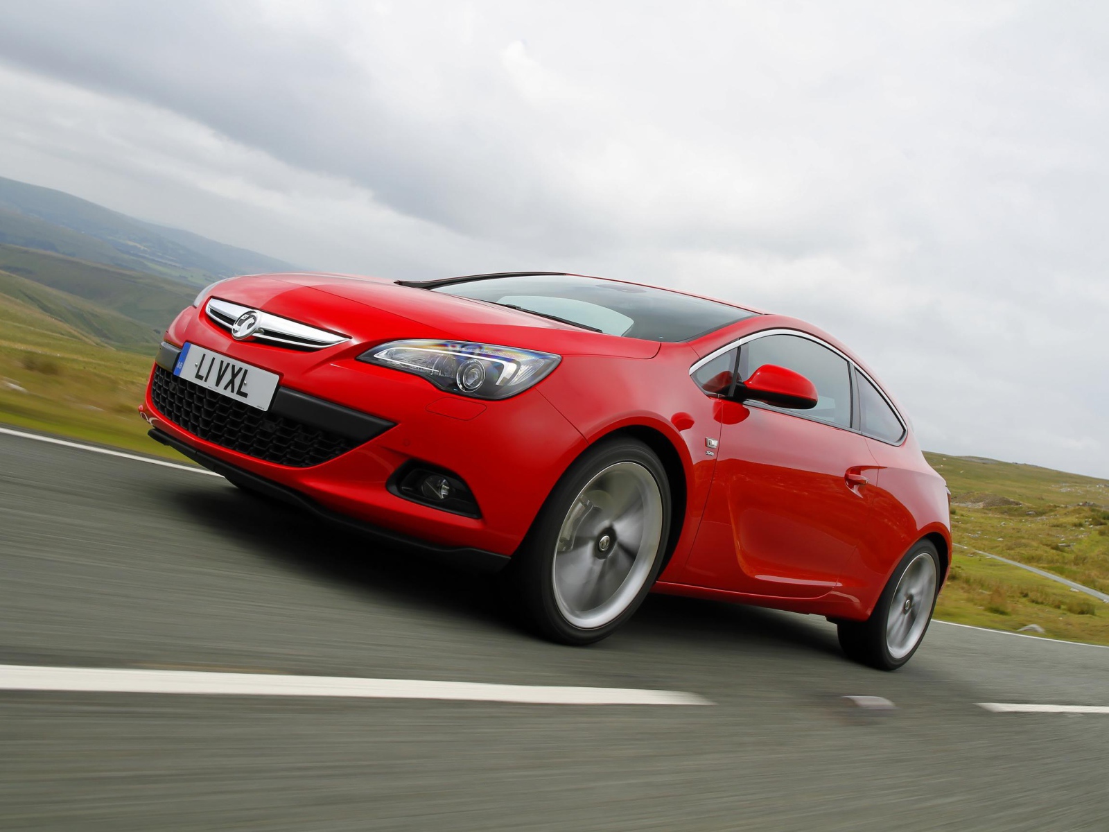 Красивый автомобиль Opel Astra GTC 2014