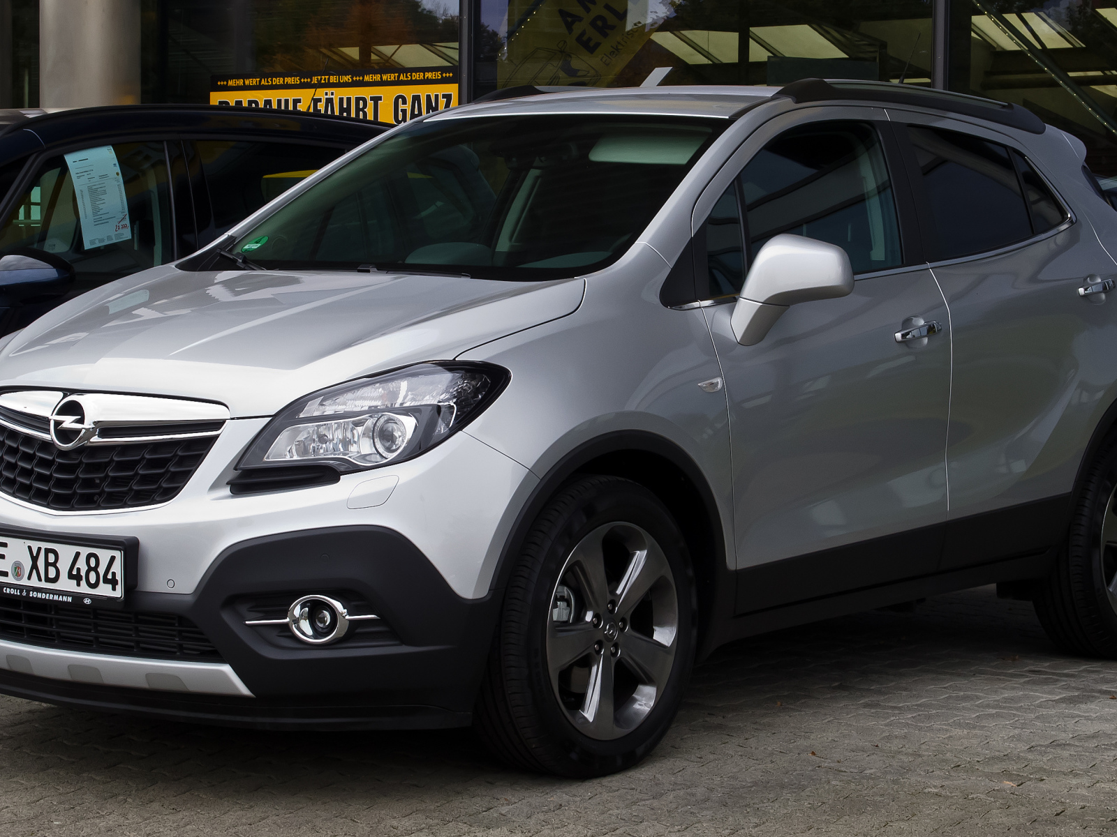 Красивый автомобиль Opel Mokka в Москве