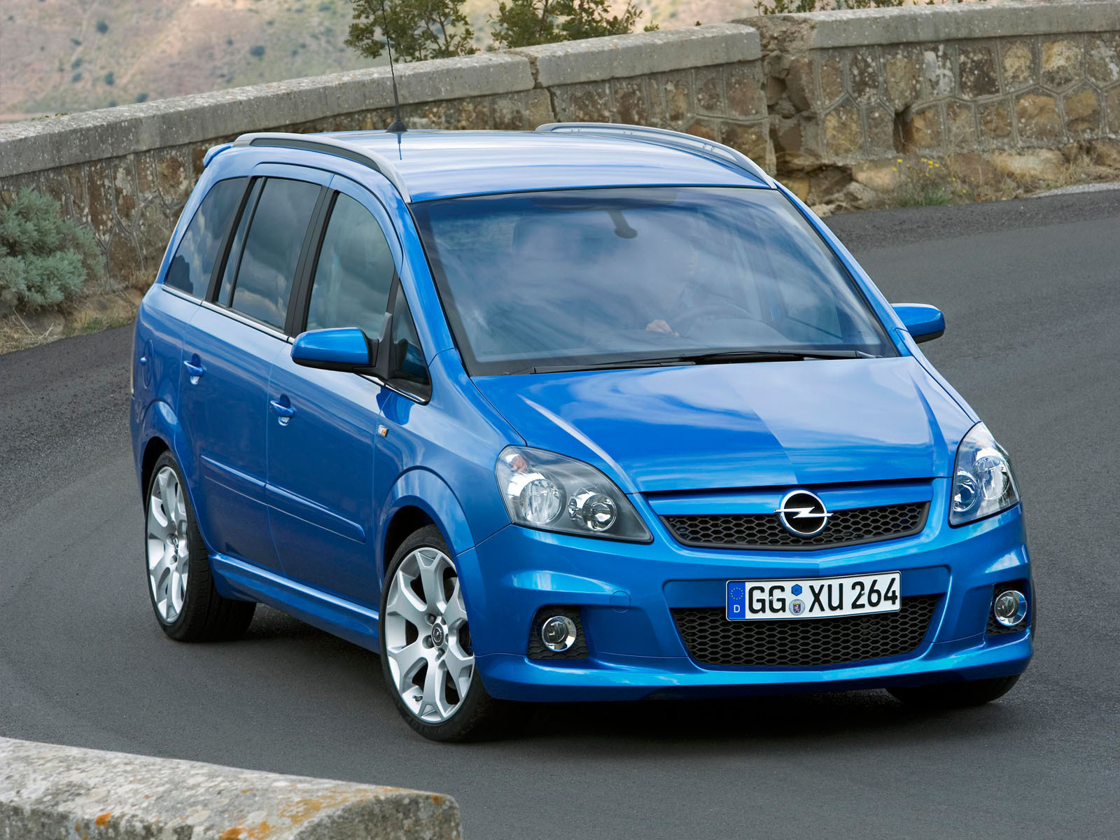 Красивый автомобиль Opel Zafira в Москве