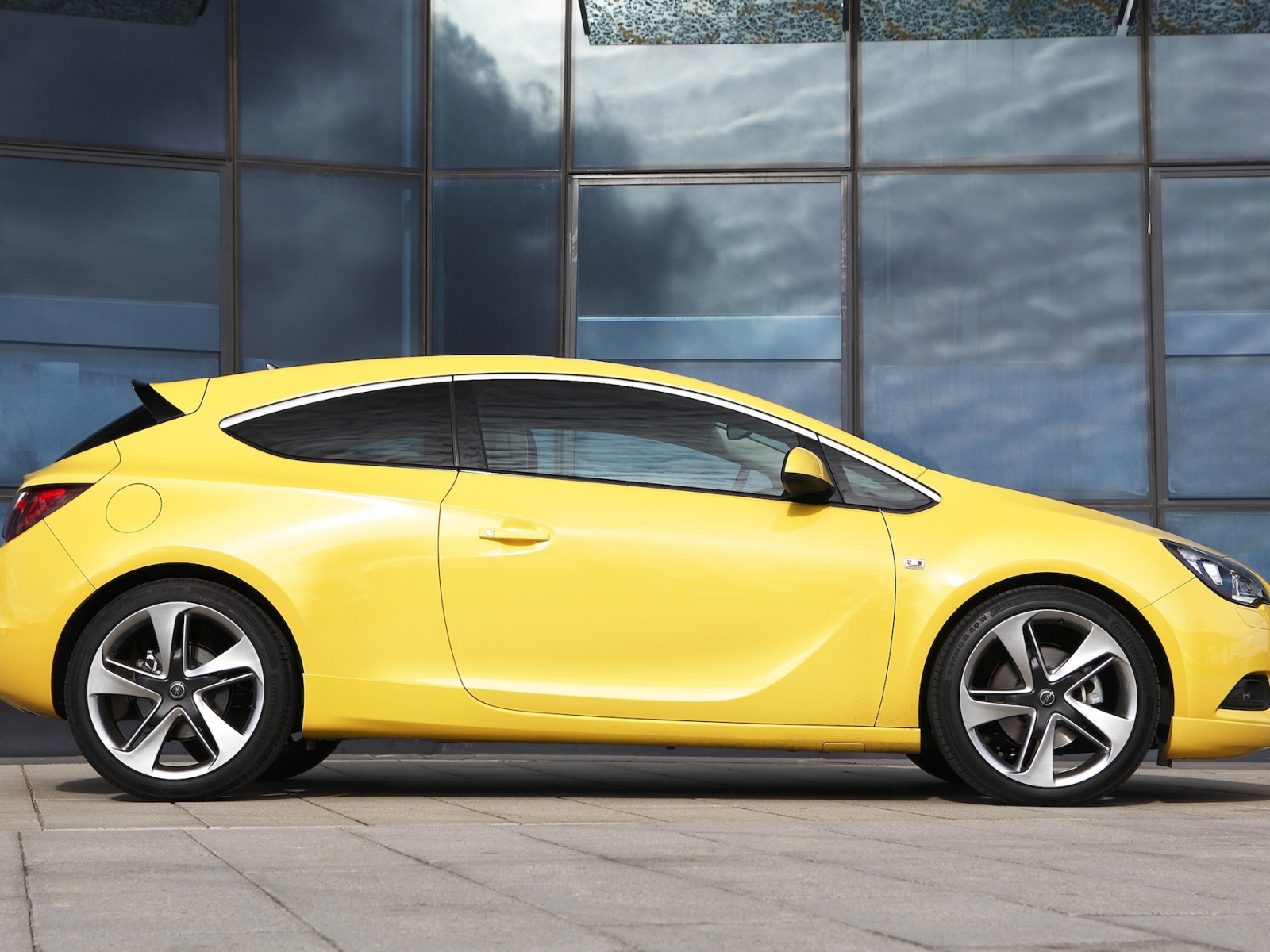 Автомобиль марки Opel модели Astra GTC 2014