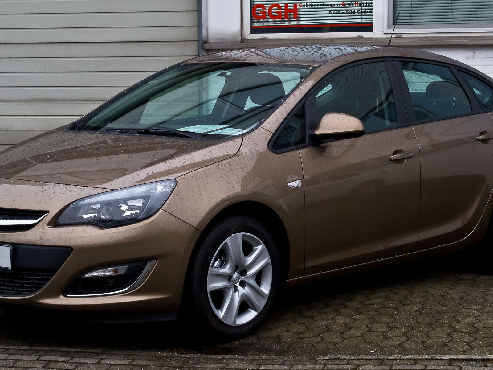 Автомобиль Opel Astra на дороге