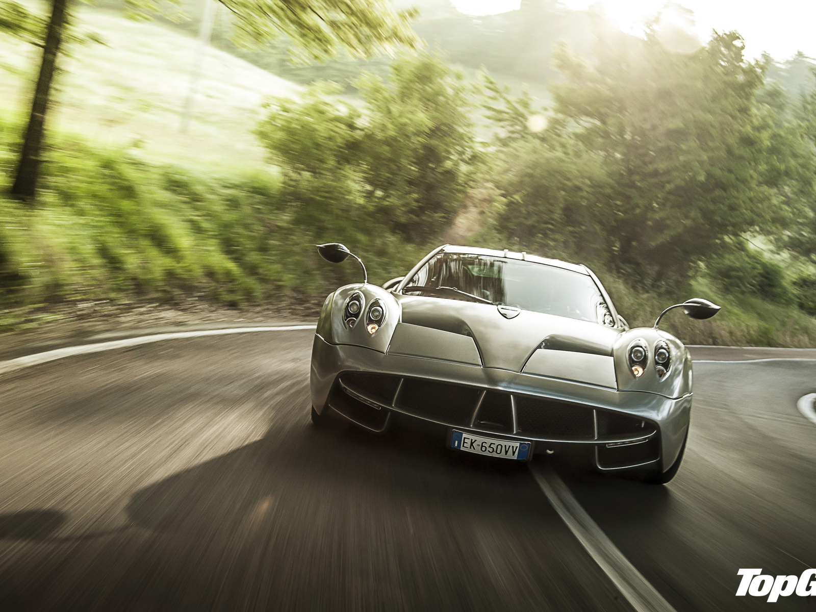 Красивый автомобиль Pagani Huayra в Москве