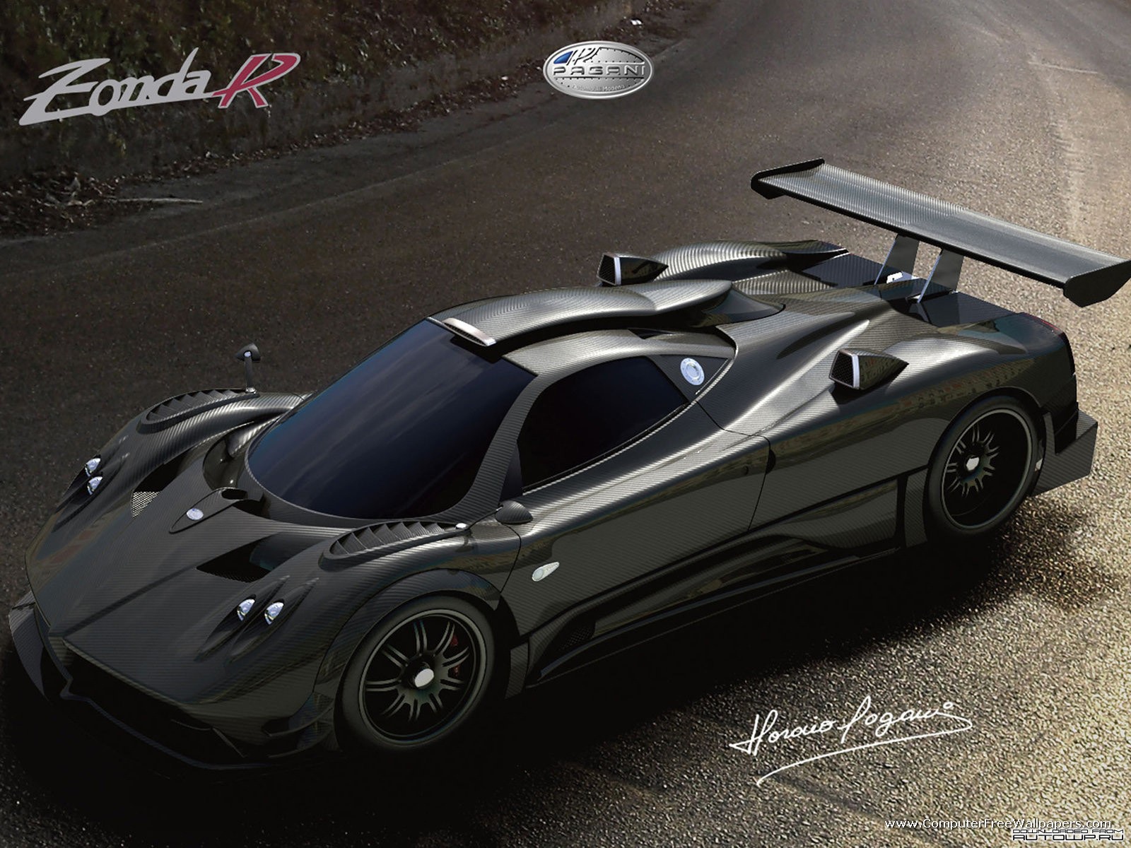 Автомобиль Pagani Zonda на дороге