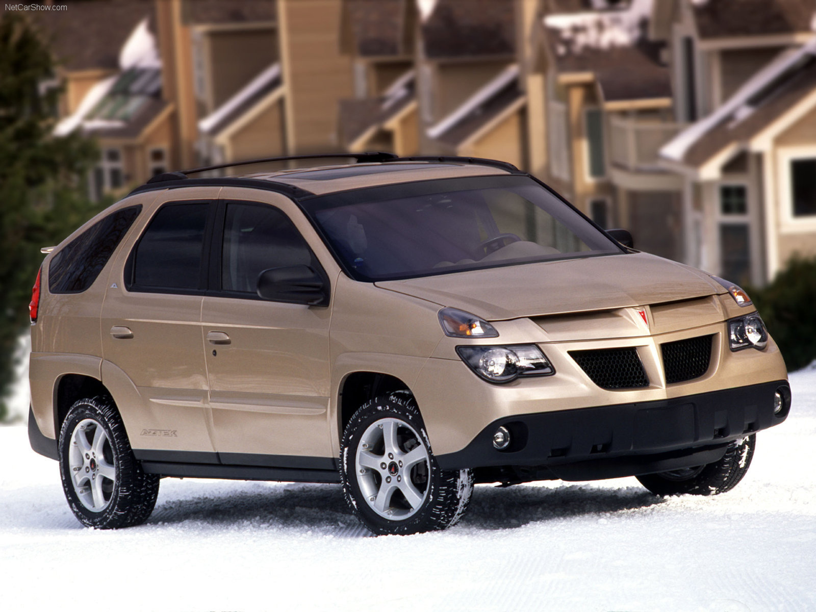 Автомобиль Pontiac Aztec на дороге