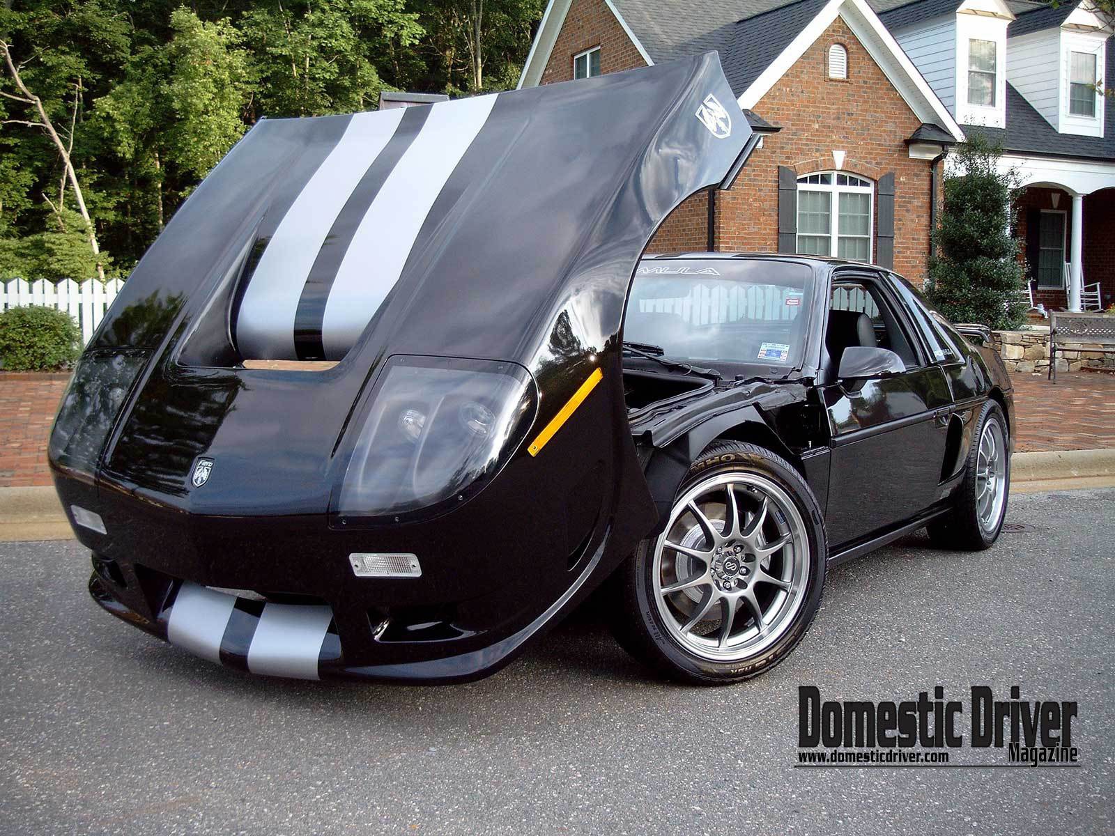 Автомобиль Pontiac Fiero на дороге