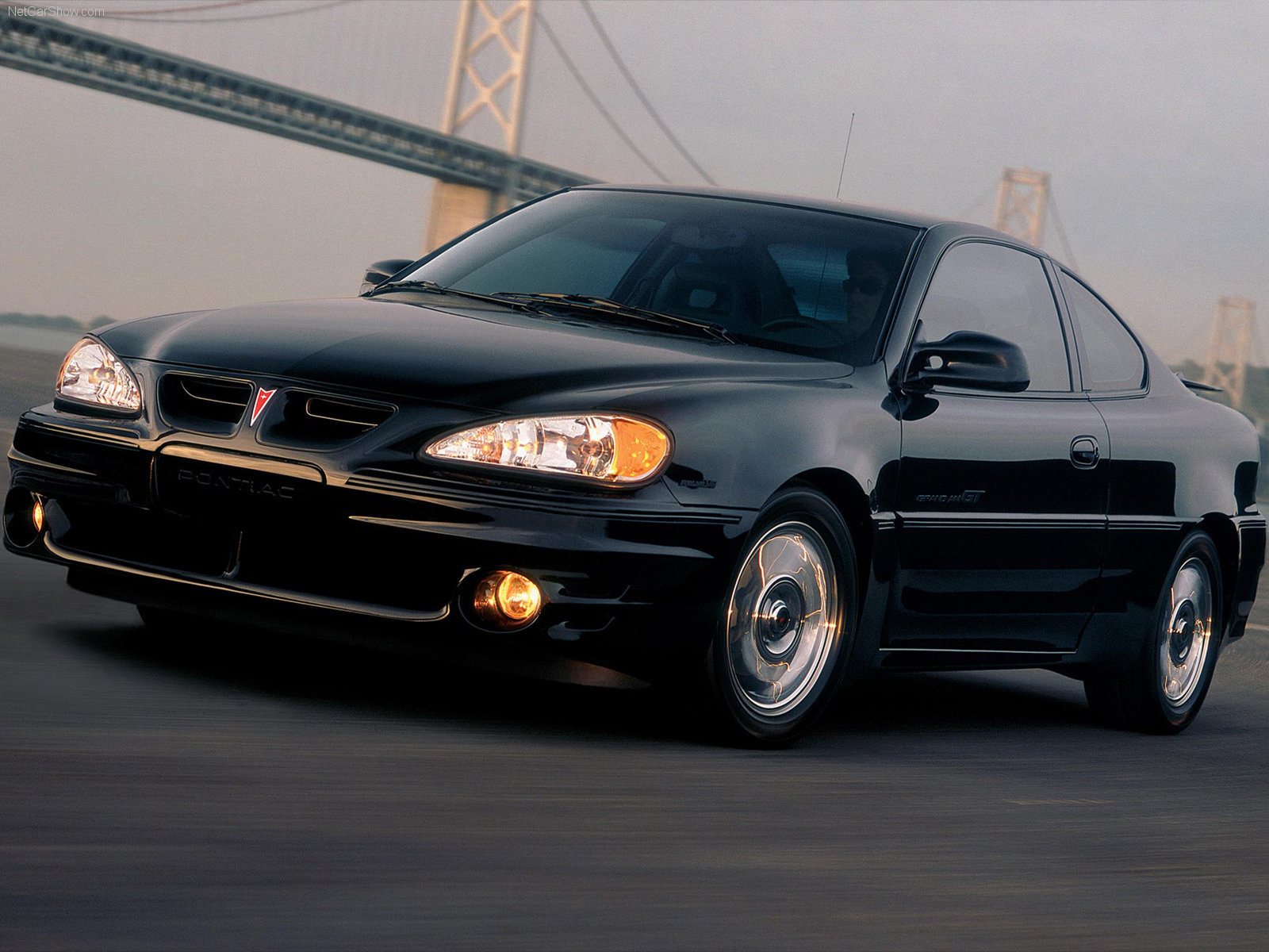 Автомобиль Pontiac Grand Am на дороге