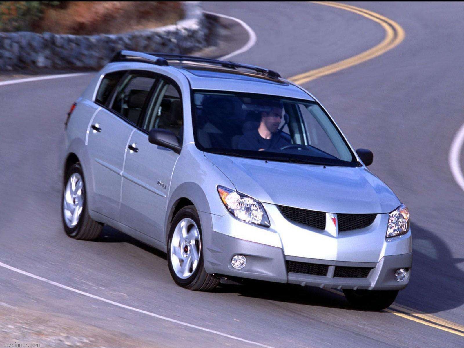 Автомобиль Pontiac Vibe на дороге
