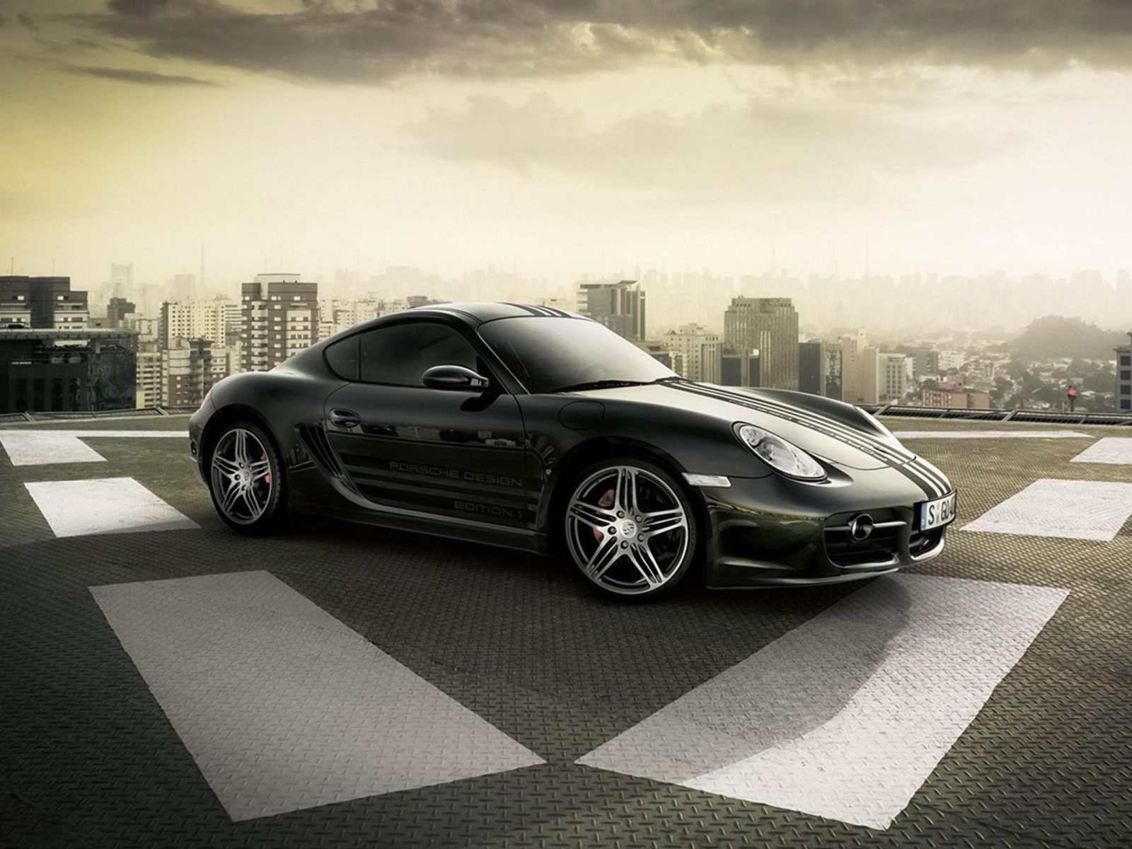 Порш Кайман на вертолетной площадке