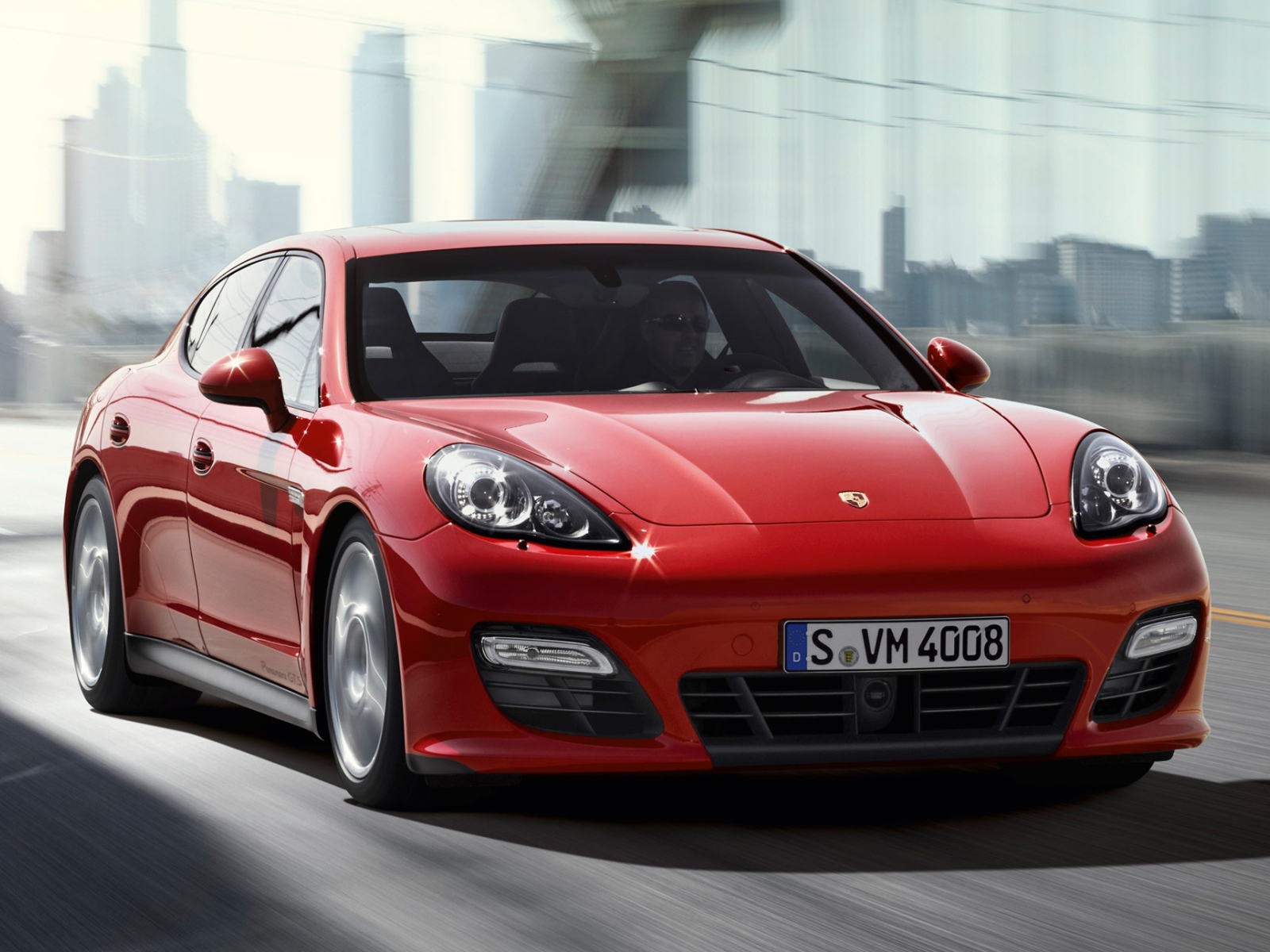 Красный Porsche Panamera