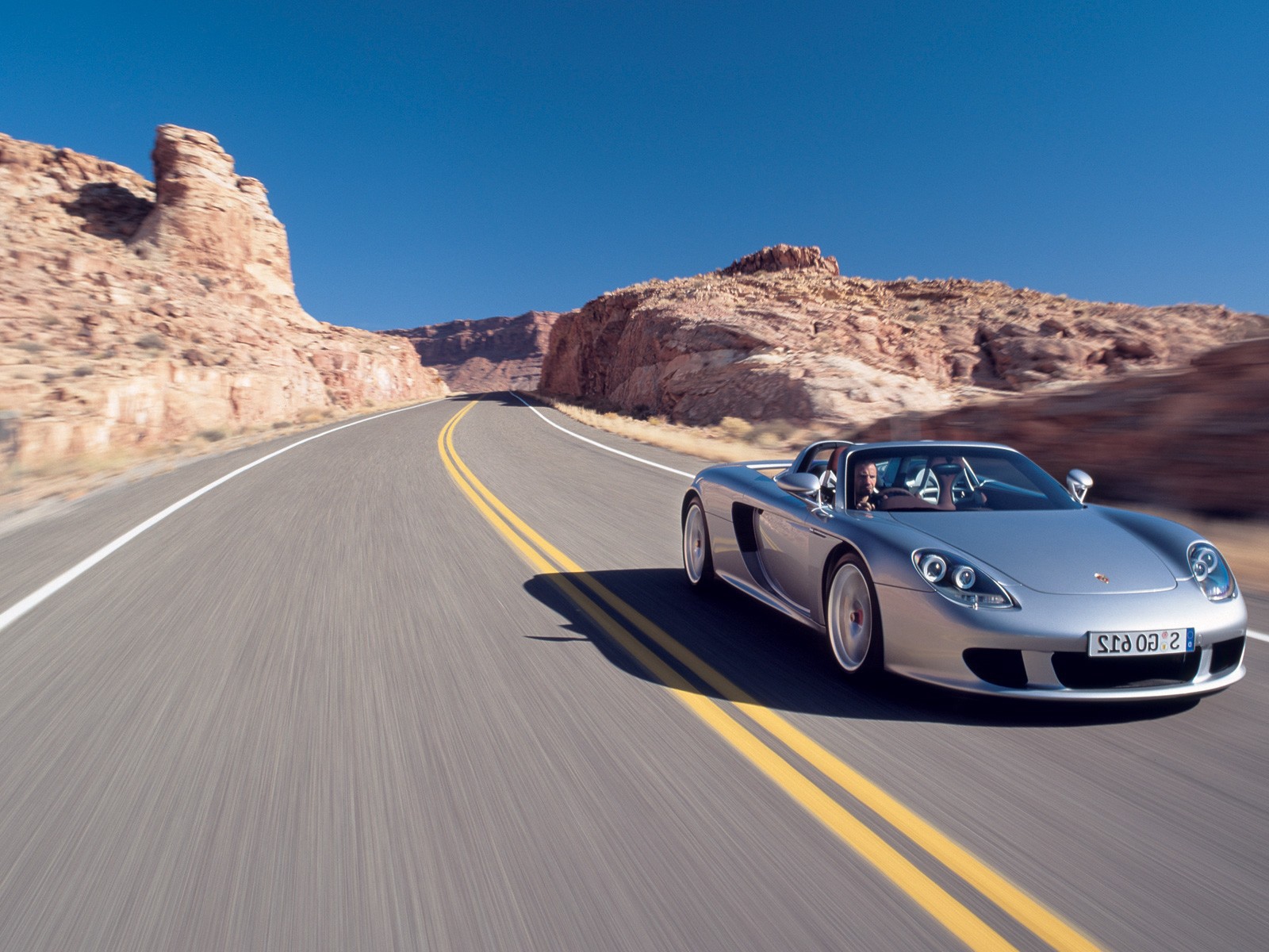 Серебристый Порш в действии